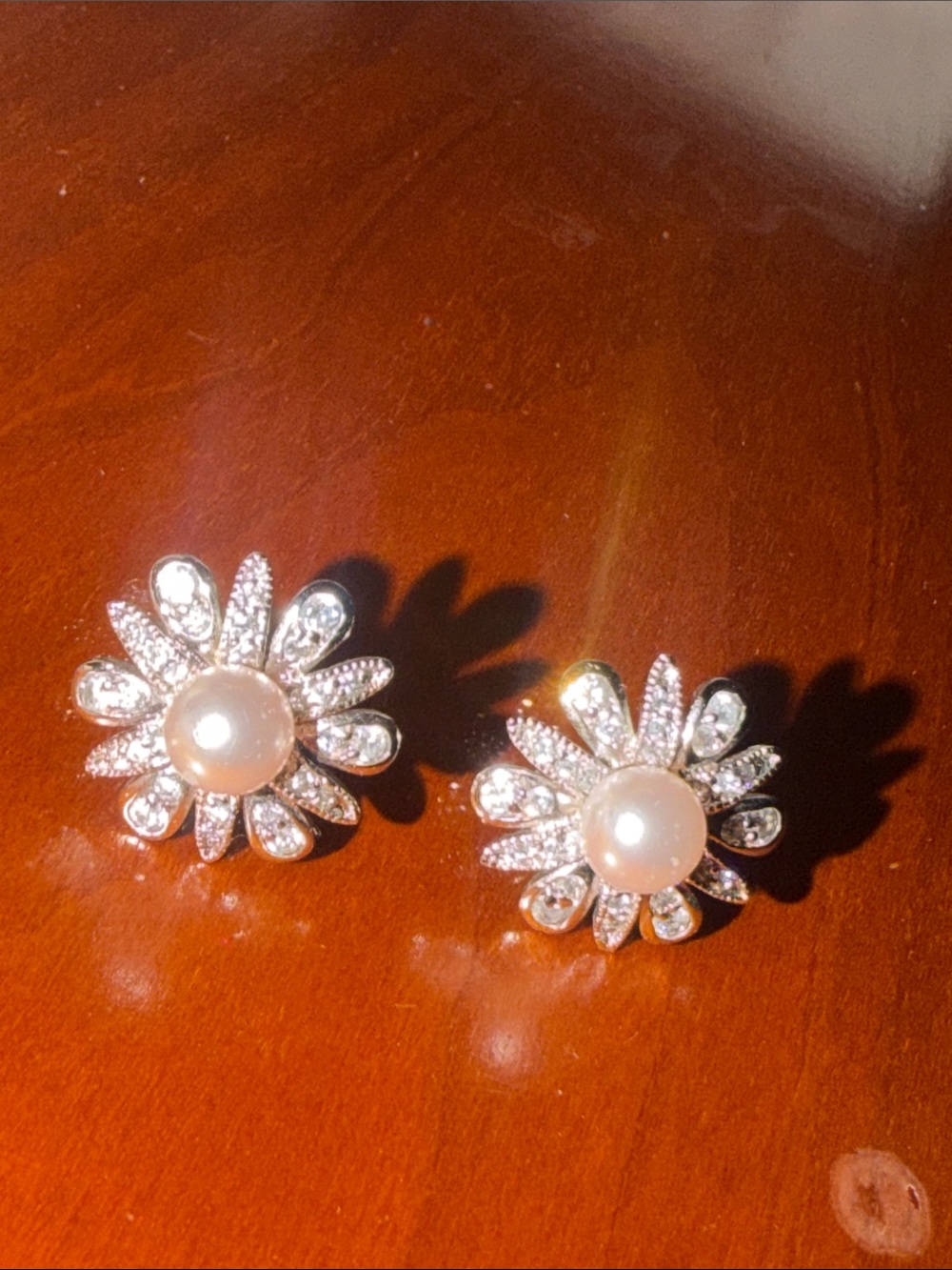 Vintage PEARL sterling flower pierced Stud Earrings - 925 sterling
No stones mis